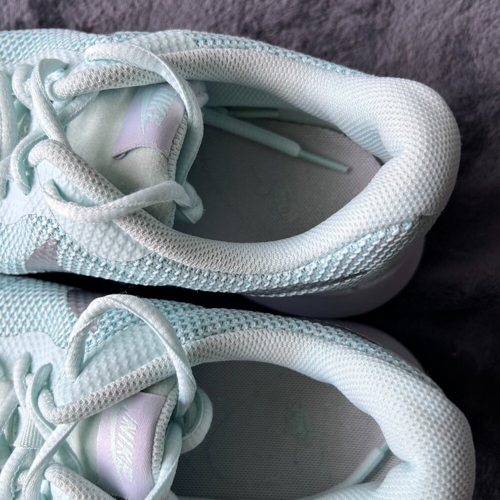 Nike Revolution 7 Easyon Shoe in Barley Green/White/Metallic Silver Size 9.5‎ - Picture 2 of 8